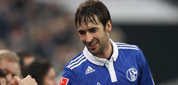 El futbolista espa&ntilde;ol Ra&uacute;l Gonz&aacute;lez, durante un partido con el Schalke 04.