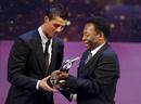 Pel&eacute; le entrega el premio a Mejor Jugador del 2008 al futbolista portugu&eacute;s Cristiano Ronaldo.