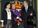 El nuevo ministro de Educaci&oacute;n, Angel Gabilondo, recibe de la cartera de manos de su antecesora en el cargo, Mercedes Cabrera en presencia de la vicepresidenta primera del Gobierno, Mar&iacute;a Teresa Fern&aacute;ndez de la Vega.