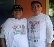 El escritor colombiano Gabriel García Márquez y su esposa, Mercedes Barcha, luciendo camisetas de la campaña de la candidatura al Congreso de la abogada Maria Fernanda Valencia, que prometió desnundarse para una revista si logra un escaño El escritor colombiano Gabriel García Márquez y su esposa, Mercedes Barcha, luciendo camisetas de la campaña de la candidatura al Congreso de la abogada Maria Fernanda Valencia, que prometió desnundarse para una revista si logra un escaño