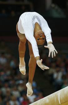 La estadounidense Gabrielle Douglas durante su ejercicio de gimnasia art&iacute;stica.