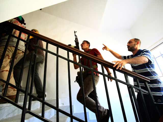 Gadafi llama a "purificar" Tr&iacute;poli mientras los rebeldes lo buscan casa por casa