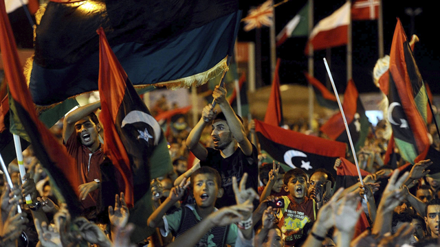 Los rebeldes libios celebran que ya controlan buena parte de Tr&iacute;poli