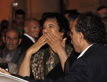 Gaddafi saluda a la gente que rodea su coche en la romana plaza Navona.