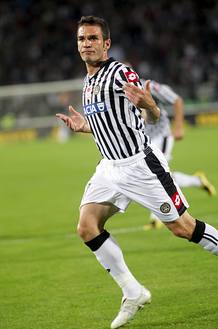 Imagen de archivo del centrocampista italiano Gaetano D'Agostino, del Udinese F.C. durante un partido de la Serie A frente al AC Milan.