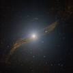 Es can&iacute;bal, el&iacute;ptica y enorme. Centaurus A devora a otra galaxia espiral m&aacute;s peque&ntilde;a y llena de polvo. La ingesti&oacute;n se produjo hace entre 200 y 700 millones de a&ntilde;os.