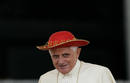 Benedicto XVI luce un sombrero de ala ancha conocido como galero