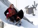 Galina Konyeva, de 74 a&ntilde;os, se desliza por un tobog&aacute;n de hielo.