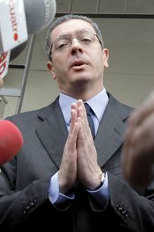 Gallard&oacute;n atiende a los medios a la salida del juzgado.