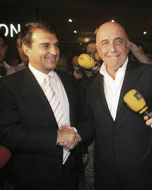 El director ejecutivo del Milan, Adriano Galliani, y el presidente del Barça, Joan Laporta, celebran el acuerdo a las puertas del Camp Nou. El director ejecutivo del Milan, Adriano Galliani, y el presidente del Barça, Joan Laporta, celebran el acuerdo a las puertas del Camp Nou.