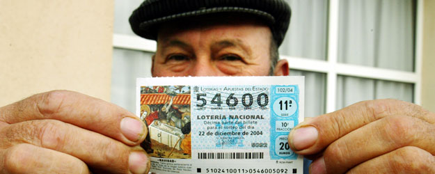Un ganador a la Lotería de 2007 muestra su décimo Un ganador a la Lotería de 2007 muestra su décimo