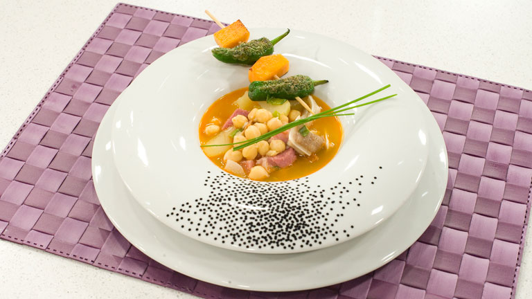 Saber cocinar - Garbanzos con oreja y brocheta de verduras 