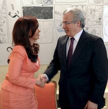Cristina Fernández de Kirchner ha buscado un hueco en su agenda para saludar al juez Baltasar Garzón, suspendido a la espera de que se dicte sentencia en su juicio por prevaricación al investigar el Franquismo, y mostrarle todo su apoyo en una reunió Cristina Fernández de Kirchner ha buscado un hueco en su agenda para saludar al juez Baltasar Garzón, suspendido a la espera de que se dicte sentencia en su juicio por prevaricación al investigar el Franquismo, y mostrarle todo su apoyo en una reunió