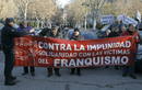 Un grupo de simpatizantes sostiene una pancarta en la que se puede leer 