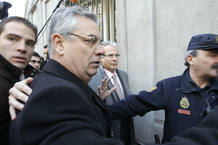 El juez Baltasar Garzón llega al Tribunal Supremo para ser juzgado por prevaricación por investigar las fosas del franquismo. El juez Baltasar Garzón llega al Tribunal Supremo para ser juzgado por prevaricación por investigar las fosas del franquismo.
