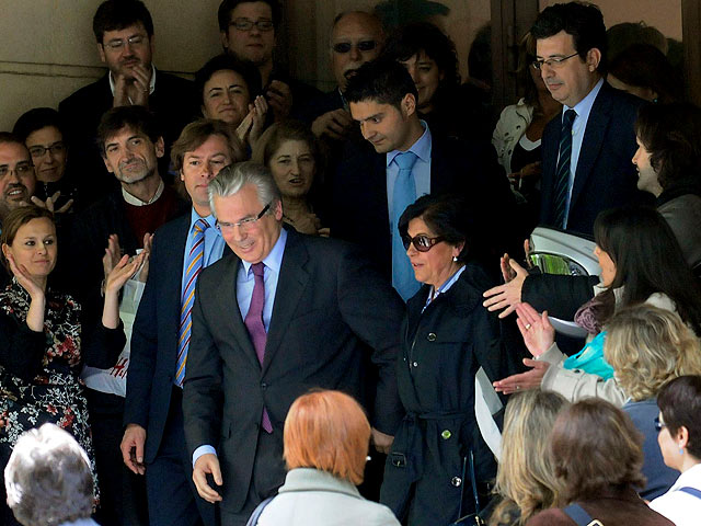 Ver v&iacute;deo  'Garz&oacute;n sale entre aplausos de la Audiencia Nacional'
