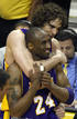 Gasol se abraza a su gran amigo Kobe Bryant. El catal&aacute;n ha ganado, en la segunda ocasi&oacute;n que ha accedido a una final, el anillo de campe&oacute;n de la NBA.