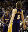 Gasol y su compa&ntilde;ero Lamar Odom no pod&iacute;an contener la alegr&iacute;a tras proclamarse ganadores de la NBA 2009.