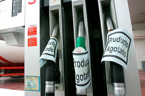Las gasolineras empiezan a quedarse sin combustible.