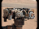 Algunos de los instrumentos que van en el extremo del brazo robot de Curiosity fotografiados por la c&aacute;mara de su m&aacute;stil