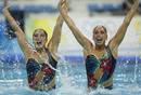 Las nadadoras de sincronizada Gemma Mengual y Andrea Fuentes en un momento de su ejercicio en la competici&oacute;n ol&iacute;mpica de d&uacute;os.
