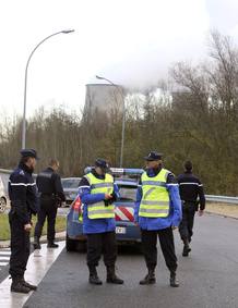 Gendarmes franceses bloquean el acceso a la planta nuclear francesa de Nogent-sur-Seine, tras la irrupci&oacute;n de activistas de Greenpeace.