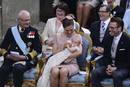 El Pr&iacute;ncipe Calos Gustavo de Suecia mira con ternura a su nieta