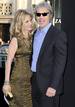 Michelle Pfeiffer con su marido David E. Kelley en el estreno de Dark Shadows