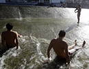 Ni&ntilde;os y mayores se ba&ntilde;an en el rio Arga a su paso por Pamplona en Navarra donde las temperaturas alcanzaban los 39 grados