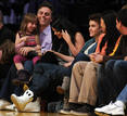 Gente y Tendencias - Justin Bieber y Selena Gomez fueron acompa&ntilde;ados al basket