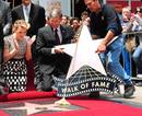 Gente y Tendencias - Scarlett Johansson mira su estrella