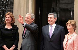 Ver v&iacute;deo  'George Bush llega a Londres en su gira europea'