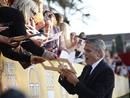 George Clooney firma aut&oacute;grafos en esta edici&oacute;n donde est&aacute; nominado a mejor actor por la pel&iacute;cula 