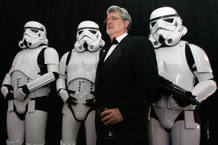 George Lucas acompañado por los soldados del ejército imperial. George Lucas acompañado por los soldados del ejército imperial.