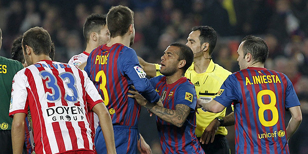 Gerard Piqué protesta al árbitro Velasco Carballo tras ser expulsado durante el partido ante el Sporting. Gerard Piqué protesta al árbitro Velasco Carballo tras ser expulsado durante el partido ante el Sporting.