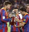 Gerard Piqu&eacute;, Xavi Hern&aacute;ndez y Pedro Rodr&iacute;guez con el trofeo.