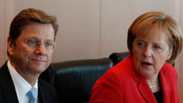 Merkel y su socio liberal, Guido Westerwelle, en una reuni&oacute;n de gobierno en Berl&iacute;n.