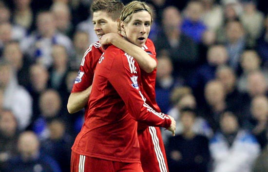 Gerrard aprovecha el 'regalo' de Torres
