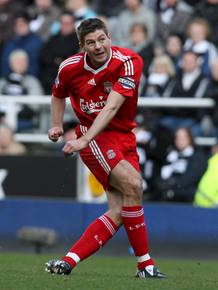Gerrard marc&oacute; dos goles este domingo.