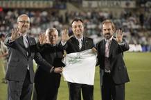 El presidente del Getafe, &Aacute;ngel Torres (d), el vicealcalde de Madrid, Manuel Cobo (2d) y el alcalde de Getafe, Pedro Castro (2i) comparten la corazonada de Madrid 2016.