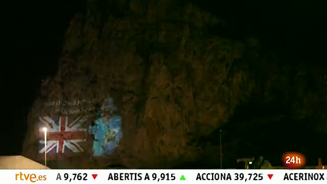 Ir al Video&nbsp;Gibraltar proyecta sobre el pe&ntilde;&oacute;n im&aacute;genes gigantescas de Isabel II