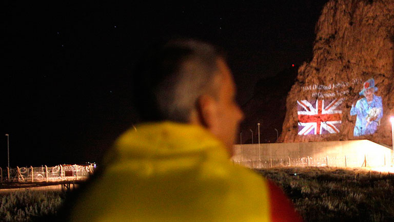 Gibraltar proyecta sobre el pe&ntilde;&oacute;n im&aacute;genes gigantescas de Isabel II
