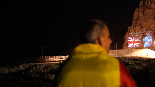 Ver v&iacute;deo  'Gibraltar proyecta sobre el pe&ntilde;&oacute;n im&aacute;genes gigantescas de Isabel II'