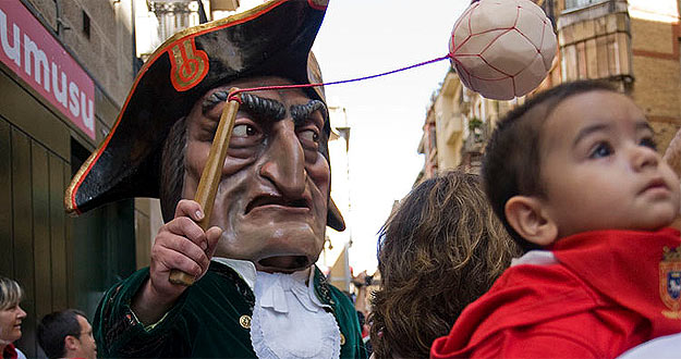 La Comparsa de Gigantes y Cabezudos cumple 150 años de existencia en las fiestas de Sanfermin 2010. La Comparsa de Gigantes y Cabezudos cumple 150 años de existencia en las fiestas de Sanfermin 2010.