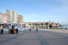 Cerca de mil personas han visitado en Gij&oacute;n la exposici&oacute;n itinerante "RNE contigo", instalada en los jardines del N&aacute;utico de la ciudad asturiana, desde donde los trabajadores de la emisora local han realizado un programa especial de dos horas.