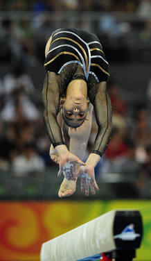 La gimnasta Laura Campos en un instante de su ejercicio de barra. La gimnasta Laura Campos en un instante de su ejercicio de barra.
