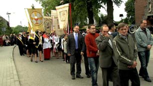 Ver v&iacute;deo  'Gniewino suspende la procesi&oacute;n del Corpus por la presencia de la 'Roja''