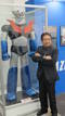Go Nagai posando con su creaci&oacute;n m&aacute;s famosa, Mazinger Z