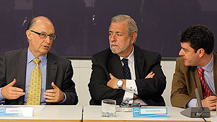 Ver v&iacute;deo  'El Gobierno eleva el d&eacute;ficit de 2011 al 8,9% del PIB por el desv&iacute;o de las CC.AA.'