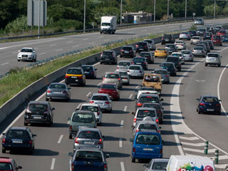 El Gobierno quiere limitar la cantidad de coches que circula por el centro de las ciudades para reducir la contaminaci�n del aire